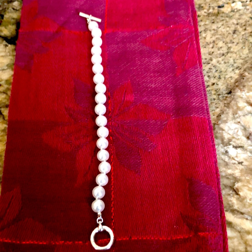 NWT—Pearl simulated bracelet.